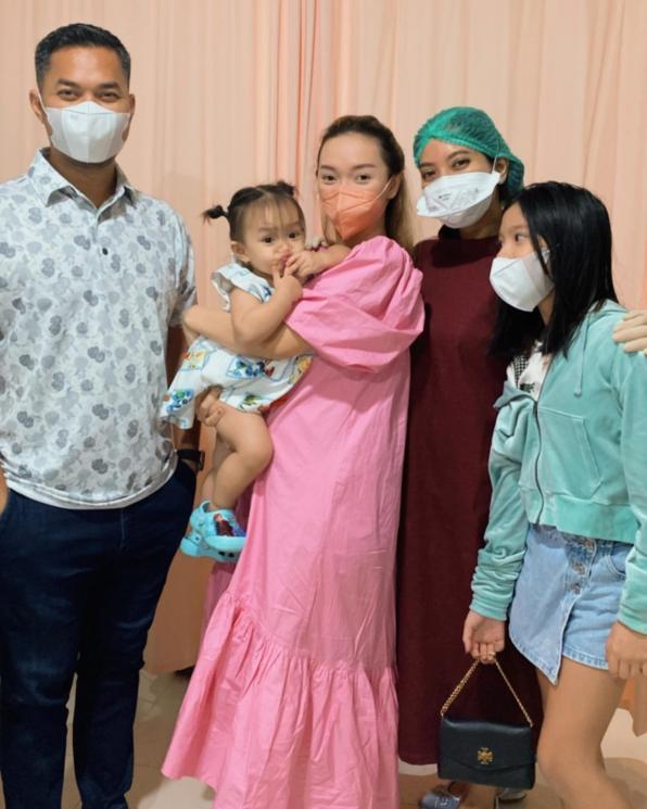 Potret Zaskia Gotik dan suami. (Instagram/@zaskia_gotix)