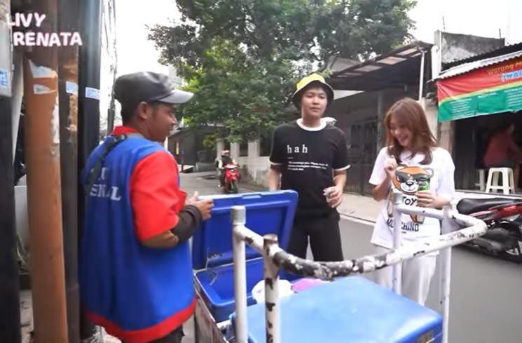 Cara Livy Renata manggil pedagang keliling. (YouTube/Livy Renata)