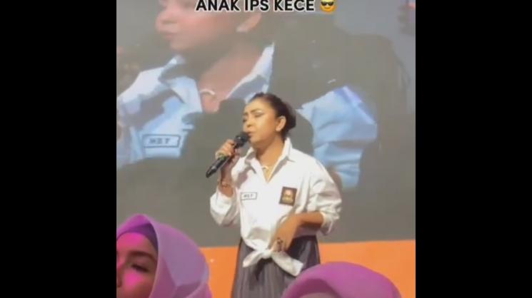 Mayangsari pakai seragam anak SMA di pesta ultah Ussy Sulistiawaty. (Instagram/mayangsari_official)