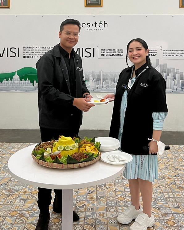 Nagita Slavina resmi menjabat sebagai CEO Esteh Indonesia. (Instagram/esteh.indonesia)