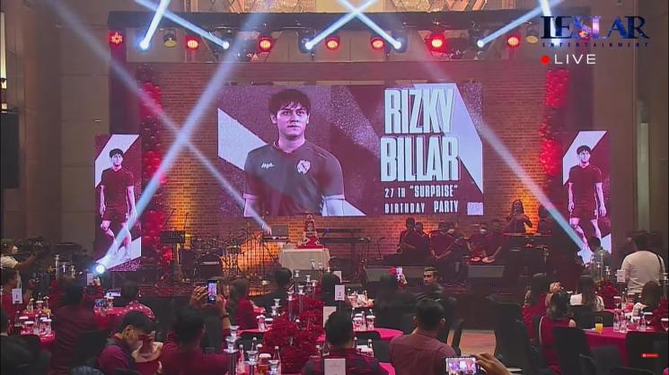 Momen pesta ulang tahun Rizky Billar (YouTube/Leslar Entertainment)