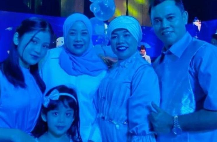 Potret kedekatan Fuji dan Chika. (Instagram/@puput100ly)