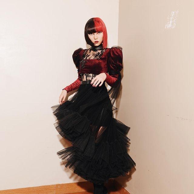Potret OOTD Nyentrik Isyana Sarasvati. (Instagram/isyanasarasvati)