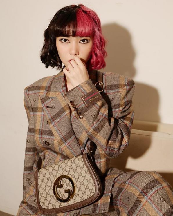 Potret OOTD Nyentrik Isyana Sarasvati. (Instagram/isyanasarasvati)