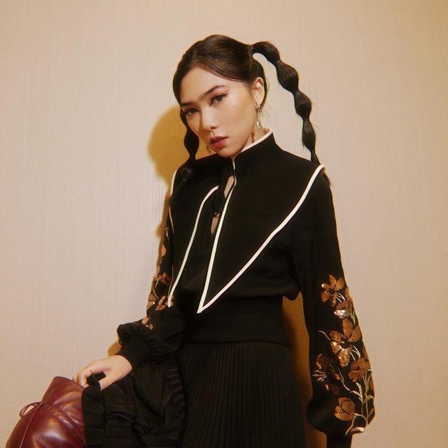 Potret OOTD Nyentrik Isyana Sarasvati. (Instagram/isyanasarasvati)