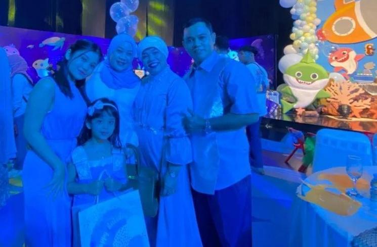Potret kedekatan Fuji dan Chika. (Instagram/@puput100ly)