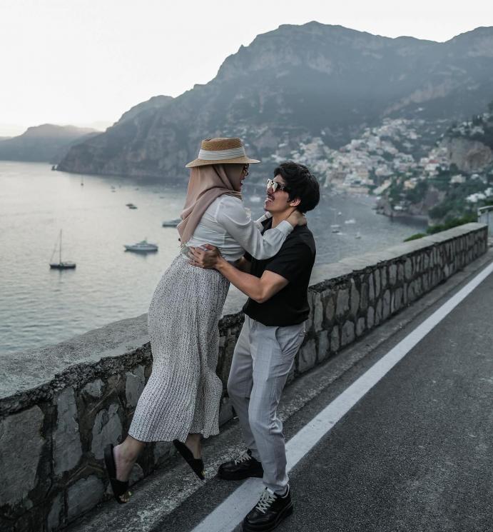 Potret romantis Aurel Hermansyah dan Atta Halilintar di Italia. (Instagram/@attahalilintar)