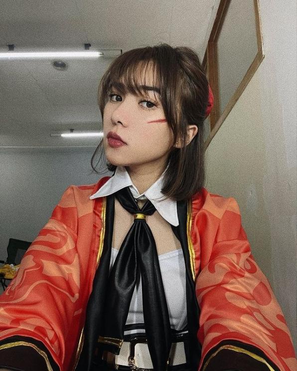 Potret OOTD Nyentrik Isyana Sarasvati. (Instagram/isyanasarasvati)