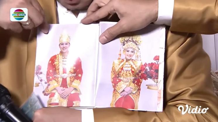 Potret Suvenir di Nikahan Via Vallen. (YouTube/Indosiar)