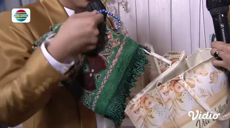 Potret Suvenir di Nikahan Via Vallen. (YouTube/Indosiar)