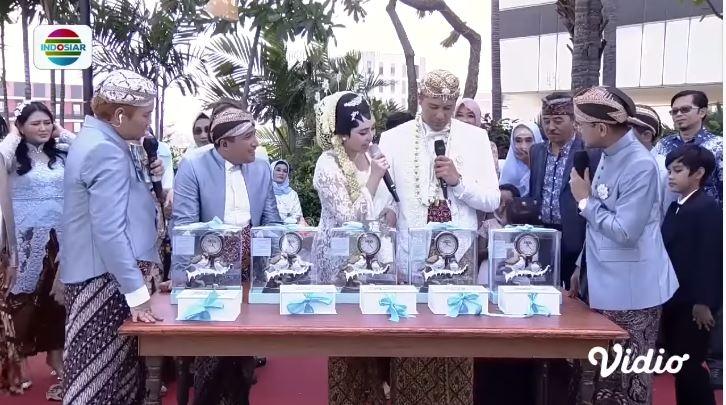 Potret Suvenir di Nikahan Via Vallen. (YouTube/Indosiar)