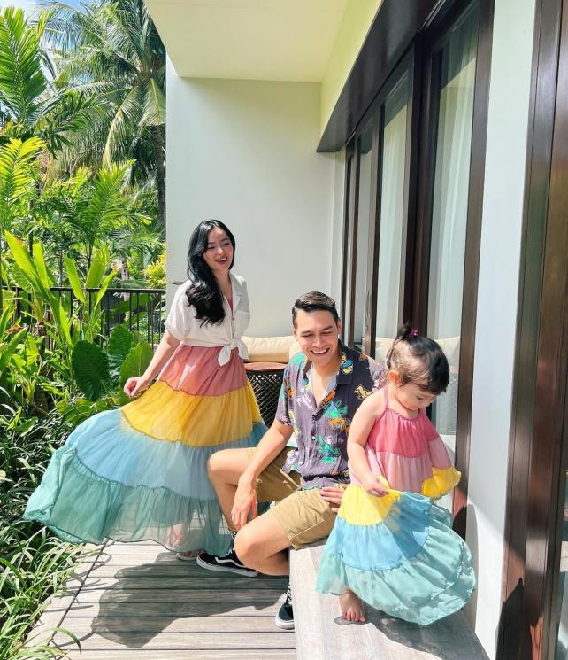 Asmirandah dan Baby Chloe pakai dress pelangi. (Instagram/asmirandah89)