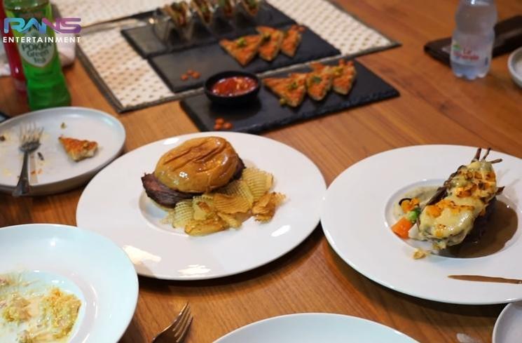 Momen Nagita Slavina Makan Steak Berlapis Emas (YouTube/Rans Entertainment)