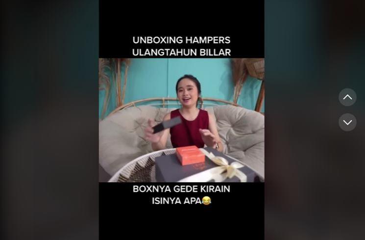 Gritte Agatha mengungkap hampers ulang tahun Rizky Billar. (TikTok/@bagus_aprillio1)