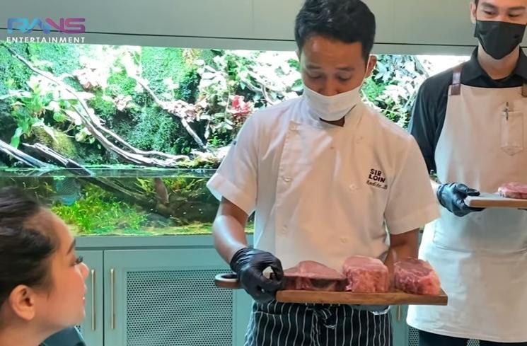 Momen Nagita Slavina Makan Steak Berlapis Emas (YouTube/Rans Entertainment)