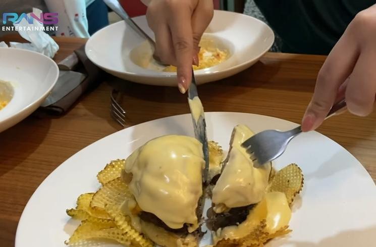 Momen Nagita Slavina Makan Steak Berlapis Emas (YouTube/Rans Entertainment)