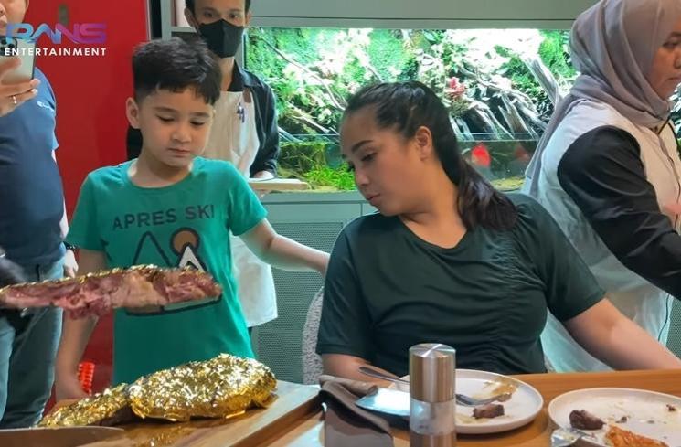 Momen Nagita Slavina Makan Steak Berlapis Emas (YouTube/Rans Entertainment)