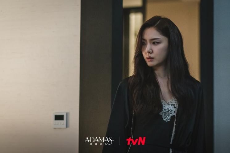 Pesona Seo Ji Hye di Adamas (Instagram/@tvn_drama)