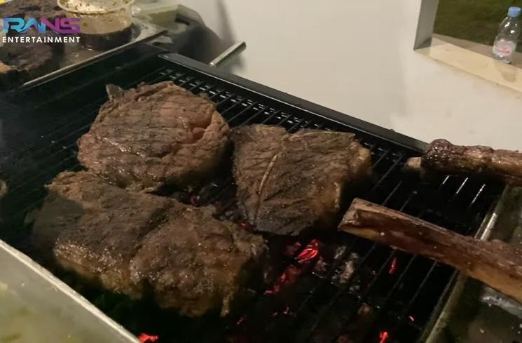 Momen Nagita Slavina Makan Steak Berlapis Emas (YouTube/Rans Entertainment)