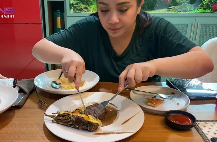 Momen Nagita Slavina Makan Steak Berlapis Emas (YouTube/Rans Entertainment)