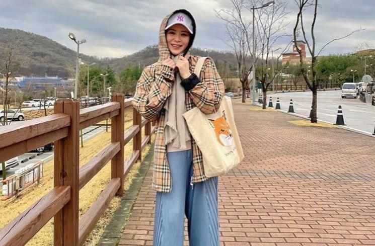 Potret Ayana Moon lepas hijab di Korea Selatan. (Instagram/@xolovelyayana)