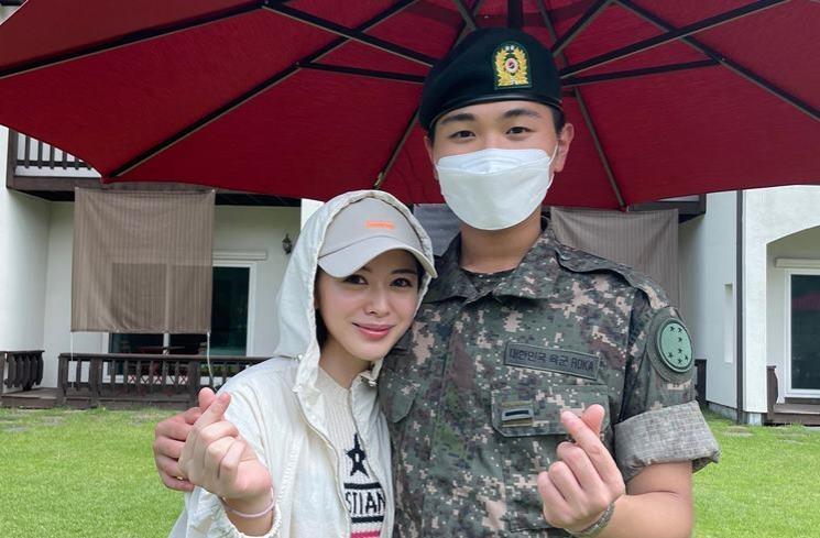 Potret Ayana Moon lepas hijab di Korea Selatan. (Instagram/@xolovelyayana)