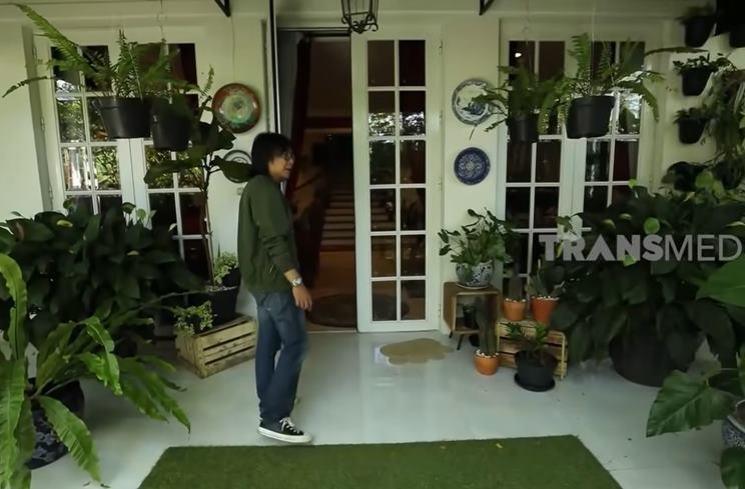 Rumah Yuni Shara. (YouTube/Trans7 Official)