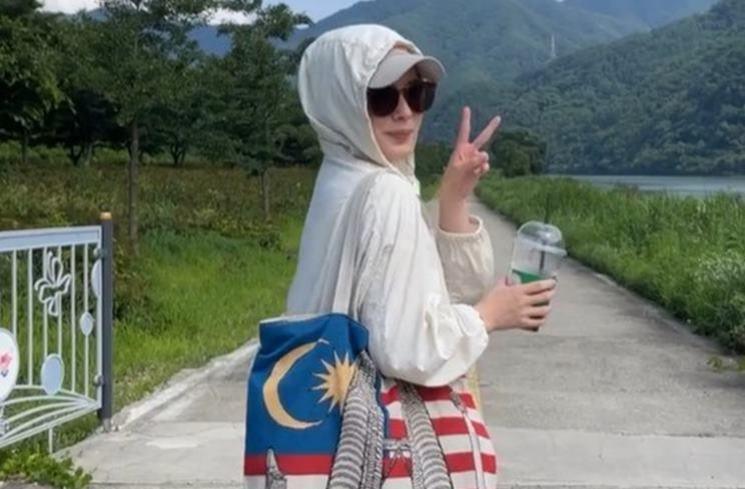 Potret Ayana Moon lepas hijab di Korea Selatan. (Instagram/@xolovelyayana)