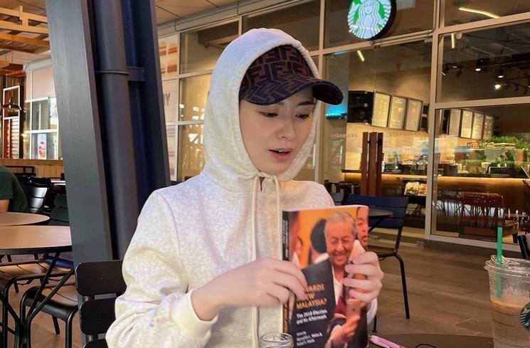 Potret Ayana Moon lepas hijab di Korea Selatan. (Instagram/@xolovelyayana)