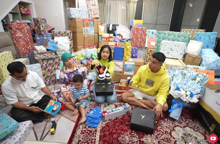 Momen Gala Sky buka kado ultah (YouTube/Fuji an)
