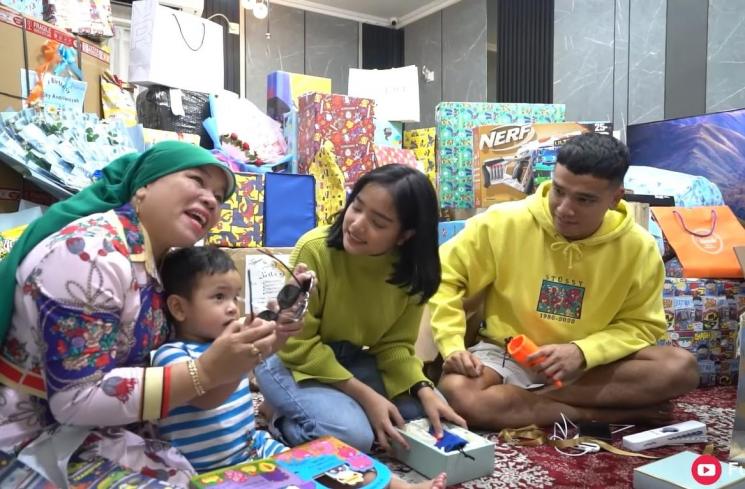 Momen Gala Sky buka kado ultah (YouTube/Fuji an)