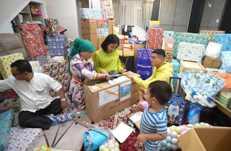 Momen Gala Sky buka kado ultah (YouTube/Fuji an)
