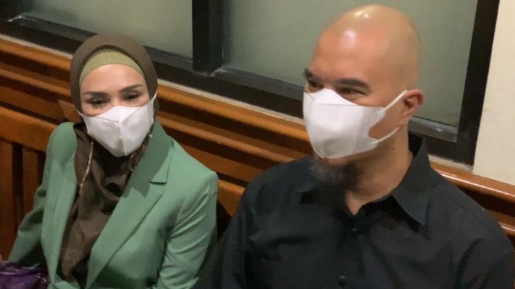 Ahmad Dhani, Mulan Jameela dan kuasa hukumnya Dody Haryanto. (MataMata.com/Adiyoga Priyambodo)