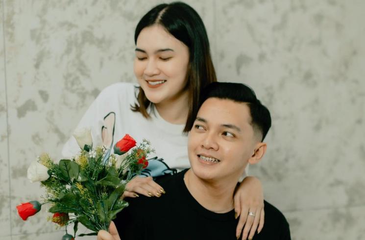 Potret kemesraan Nella Kharisma dan Dory Harsa. (Instagram/nellakharisma)