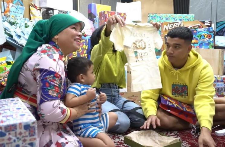 Momen Gala Sky buka kado ultah (YouTube/Fuji an)