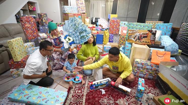 Momen Gala Sky buka kado ultah (YouTube/Fuji an)