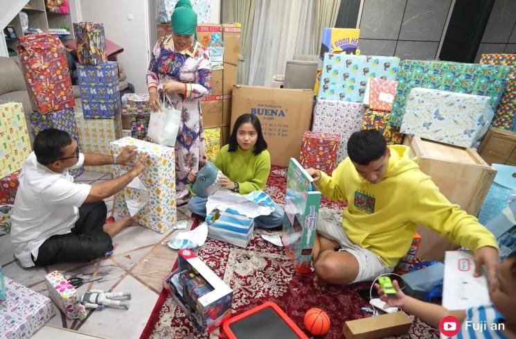 Momen Gala Sky buka kado ultah (YouTube/Fuji an)