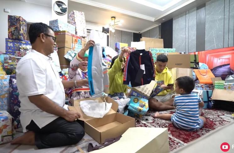 Momen Gala Sky buka kado ultah (YouTube/Fuji an)