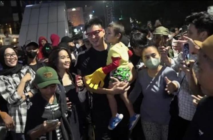 Potret Seleb Ikut Nongkrong di Citayam Fashion Week (YouTube/Baim Paula)