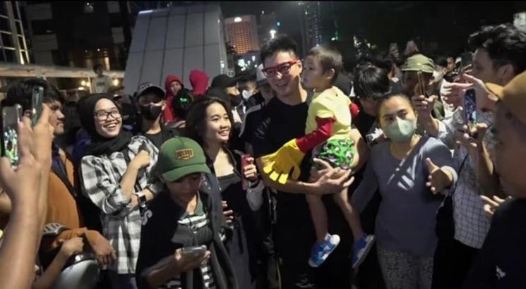 Potret Seleb Ikut Nongkrong di Citayam Fashion Week (YouTube/Baim Paula)