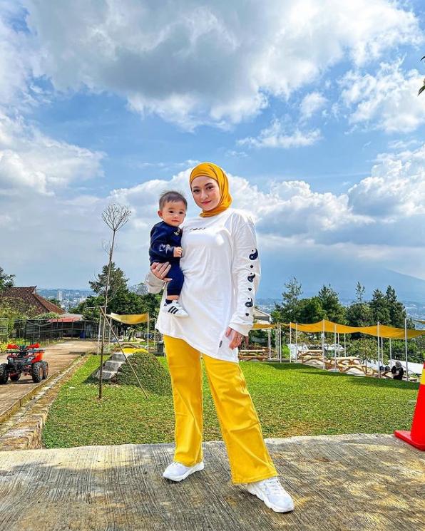 Potret Kompak nathalie Holscher dan Adzam. (Instagram/nathalieholscher)