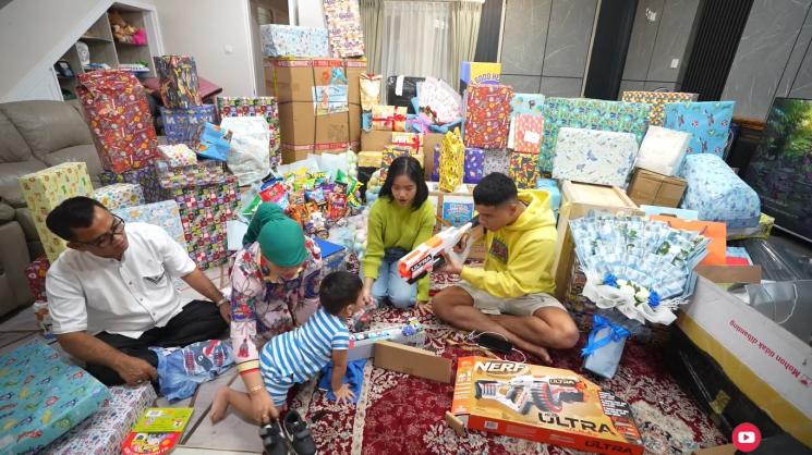 Momen Gala Sky buka kado ultah (YouTube/Fuji an)