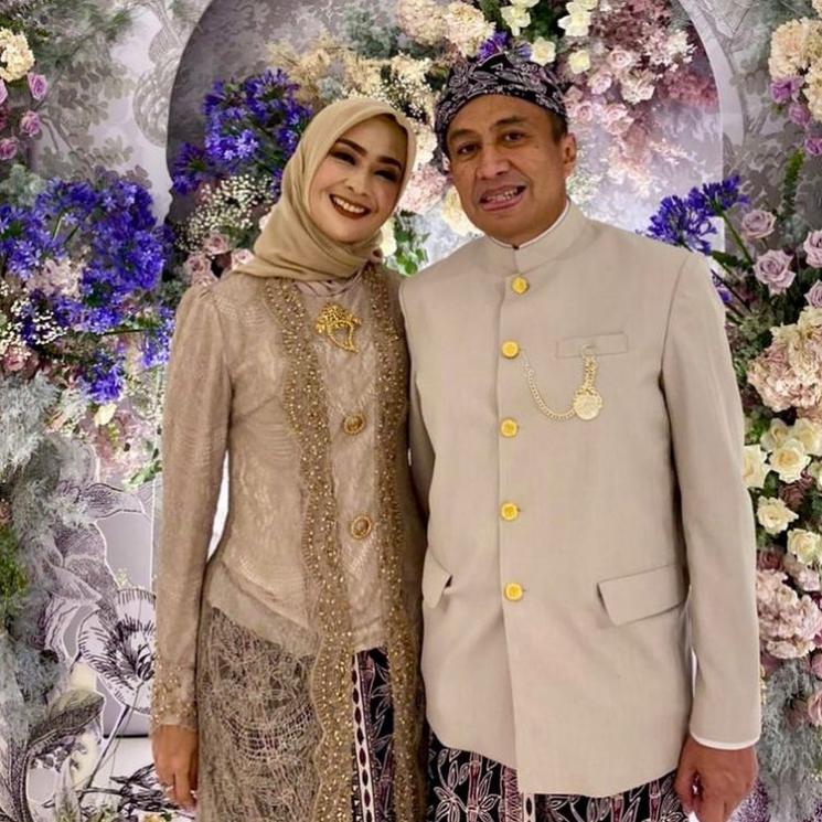 Gaya Seleb Hadiri Nikahan Keponakan (Instagram/@arohali)