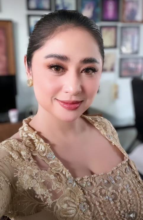 Gaya Seleb Hadiri Nikahan Keponakan (Instagram/@dewiperssik9)