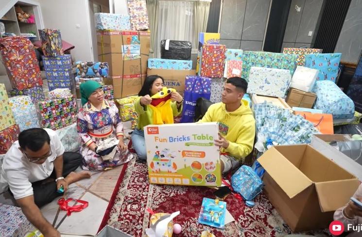 Momen Gala Sky buka kado ultah (YouTube/Fuji an)