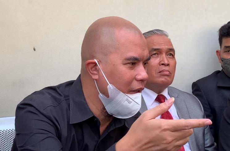 Ahmad Dhani, Mulan Jameela dan kuasa hukumnya Dody Haryanto. (MataMata.com/Adiyoga Priyambodo)
