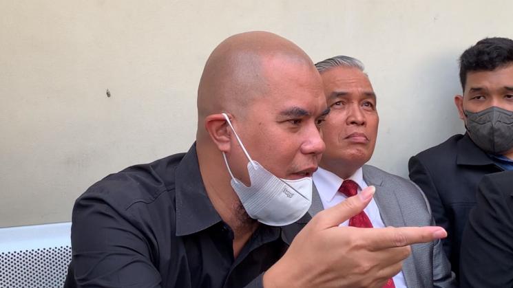 Ahmad Dhani, Mulan Jameela dan kuasa hukumnya Dody Haryanto. (MataMata.com/Adiyoga Priyambodo)