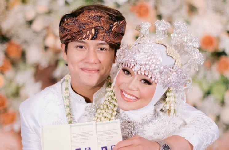Artis pakai mahar mata uang asing saat nikah (Instagram/@rizkybillar)