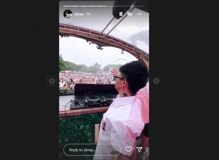 Weird Genius Manggung Pakai Seragam SMA di Tomorrowland 2022. (Instagram/ybrap)