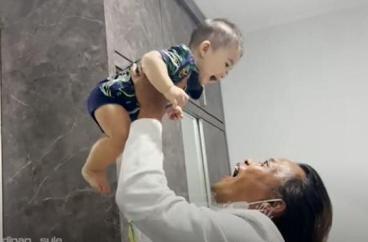 Potret Sule Bertemu Adzam. (YouTube/Sule Family)